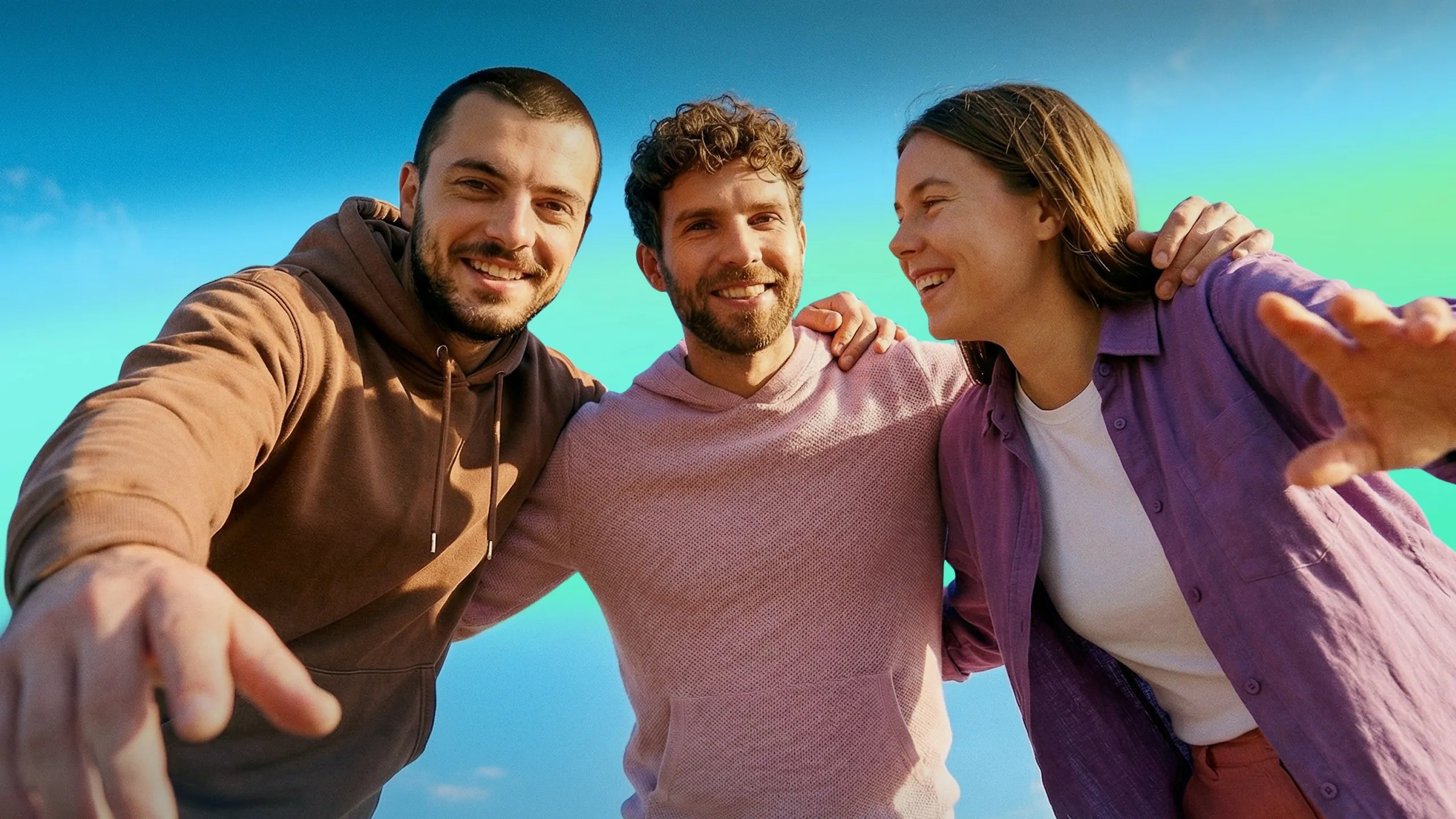 Grupo de amigos abrazándose y riéndose