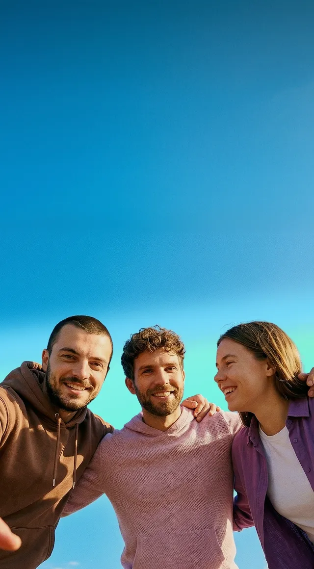 Grupo de amigos abrazándose y riéndose