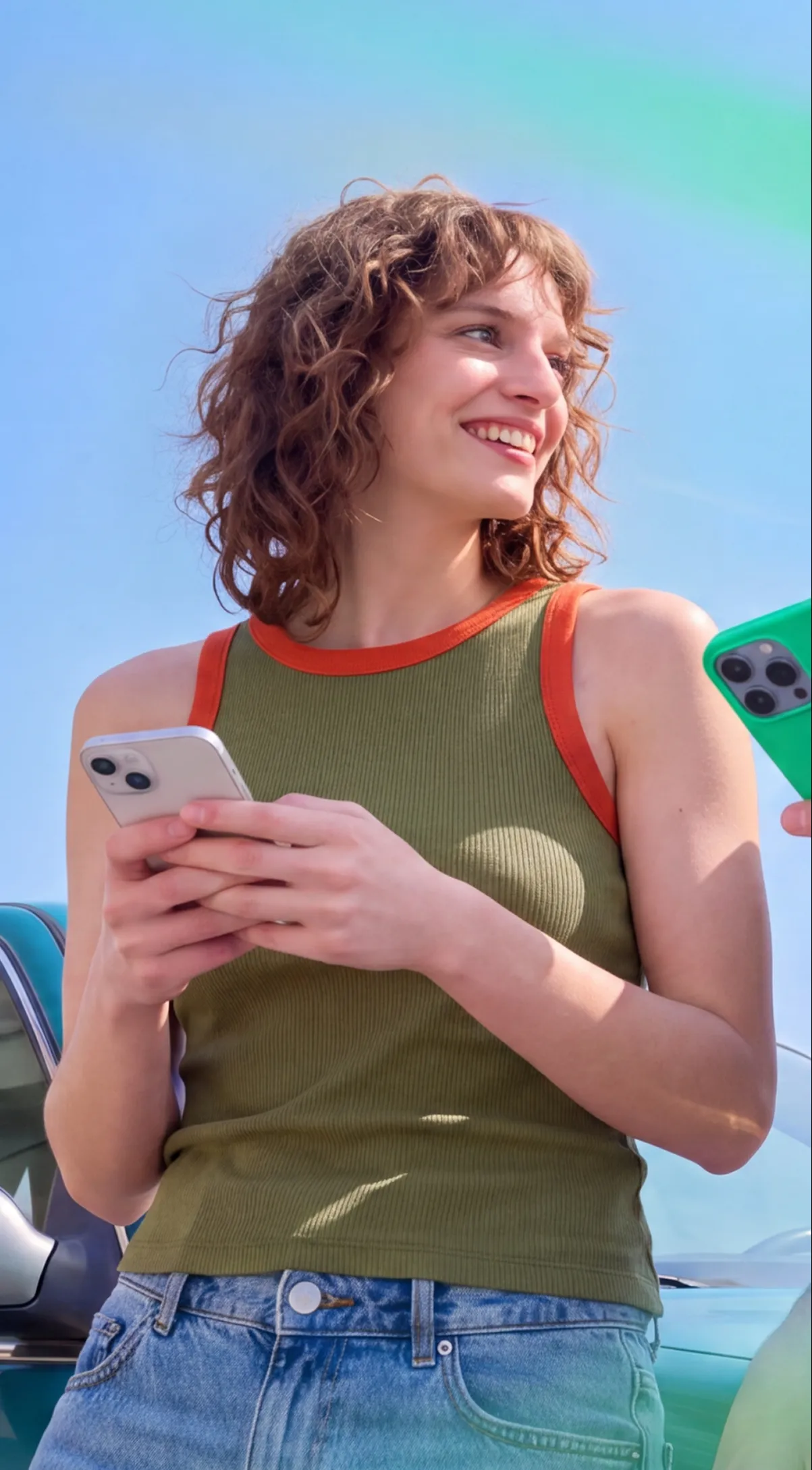 Chicos_hablando_sonriendo_móvil